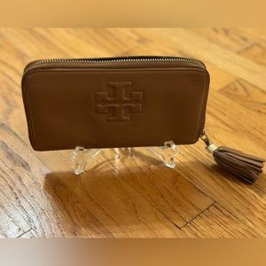 Tory Burch wallet with tassel. Like new condition. Without box.